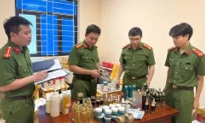 Làm mỹ phẩm 'hàng hiệu' từ dung dịch rẻ tiền Làm mỹ phẩm 'hàng hiệu' từ dung dịch rẻ tiền