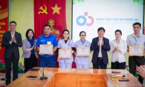 Tuyên dương 8 nhân viên y tế cứu người bị truy sát ở bệnh viện Nghệ An Tuyên dương 8 nhân viên y tế cứu người bị truy sát ở bệnh viện Nghệ An