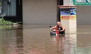 Quốc lộ 1 qua Phan Thiết ngập gần một mét, giao thông tê liệt