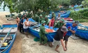 Hải quân, biên phòng 'bám biển' hỗ trợ ngư dân trước bão Kalmaegi