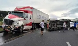 Nhiều người gặp nạn trên cao tốc ở Đồng Nai khi đi cứu trợ miền Trung