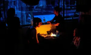 Gia đình Thái Lan bám trụ đồ đạc 48 giờ giữa nước lũ